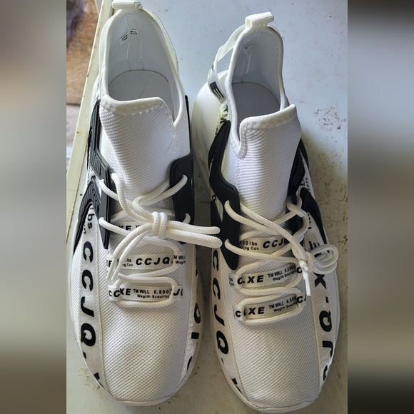 White Stylish Running Shoes - Picture 2 of 4